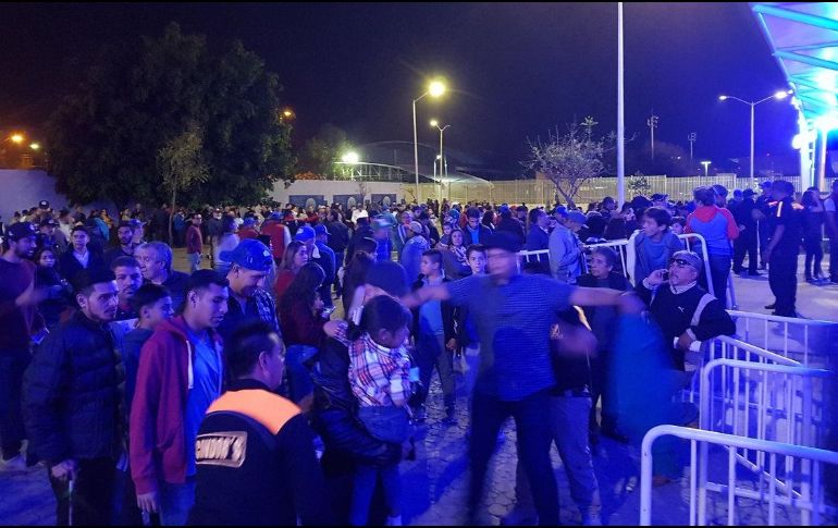 Los niños, que acudieron a ver a los Charros luego de jugar con los regalos que recibieron por la Navidad. TWITTER / @charrosbeisbol 2