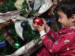 Ezequiel tuvo una Navidad especial tras cantar villancicos y recibir sus obsequios. EL INFORMADOR / ARCHIVO