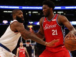 Joel Embiid (#21) intenta burlar la marca de Kyle O'Quinn. AFP/M. Stobe