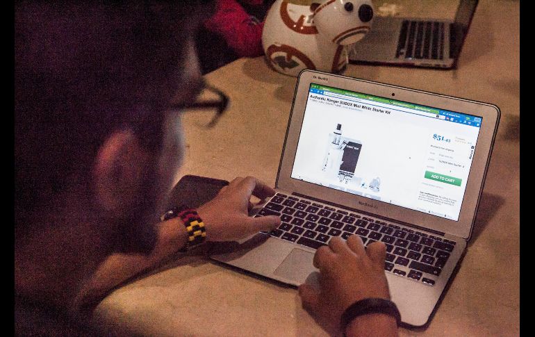 ASIDUO COMPRADOR EN INTERNET LUIS III ARIEL GARZA NARVAEZ - 151218..LOCAL..LOC..RTR022......LUIS III ARIEL GARZA NARVAEZ ES UN ASIDUO COMPRADOR POR INTERNET ..EN ENTREVISTA MENCIONA QUE TRATA DE EVITAR LOS CENTROS COMERCIALES POR LO QUE COMPRA POR INTERNET DESDE DESPENSA TODOS SUS REGALOS NAVIDE�OS COMIDA RAPIDA BANCA EN LINEA ..LOS PAISES DE LOS QUE HA RECIBIDO SUS PRODUCTOS SON ESADOS UNIDOS CHINA SUECIA Y MEXICO..EN ESTE NUEVO ESTILO DE VIDA INVOLUCRA A SU HIJO Y ESPOSA LOS CUALES REALIZAN SUS COMPRAS EN LINEA ..YA SEA DESDE SU COMPUTADORA O CELULAR CON APLICACIONES PIDE DESDE UBER COMPRA ROPA JUGUETES COLECCIONABLES  PRODUCTOS DE CIGARROS ELECTRONICOS ENTRE OTROS..IMAGENES EN SU DOMICILIO EN VALLE SAN ISIDRO 440 EN ZAPOPAN