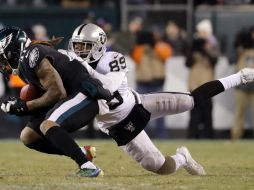 En un juego plagado de errores, Eagles de Filadelfia batalló para derrotar a Raiders de Oakland. AP/M. Pérez