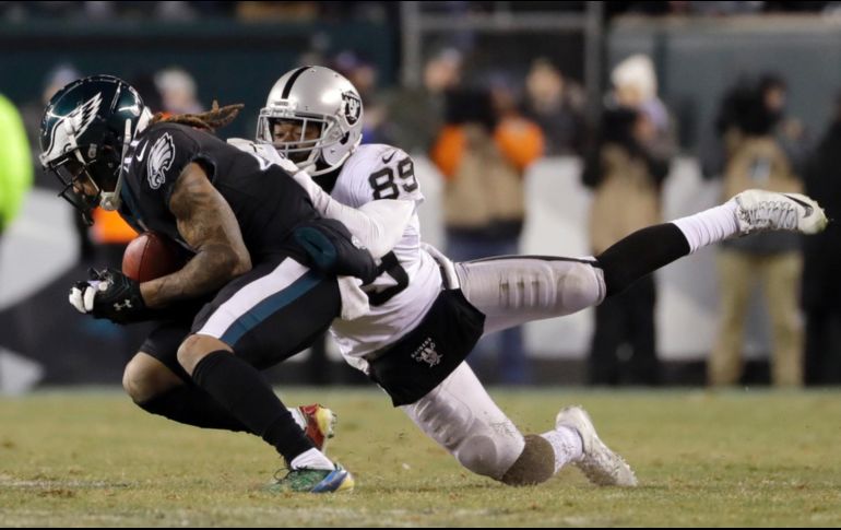 En un juego plagado de errores, Eagles de Filadelfia batalló para derrotar a Raiders de Oakland. AP/M. Pérez