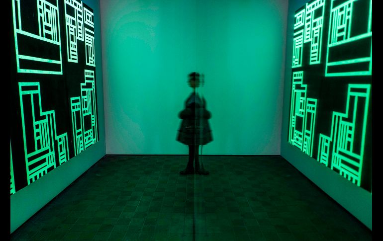 Un visitante observa la instalación  