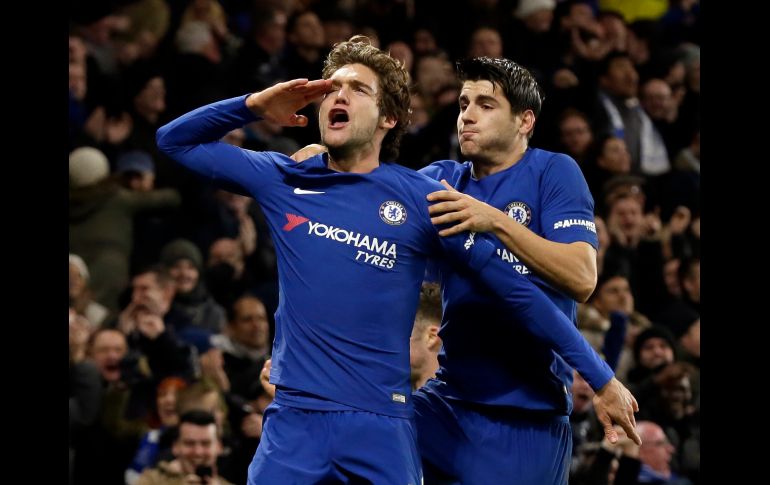 Marcos Alonso (i), del Chelsea, festeja su gol ante Brighton & Hove Albion, en partido de la Liga Premier inglesa disputado en Londres. AP/T. Ireland
