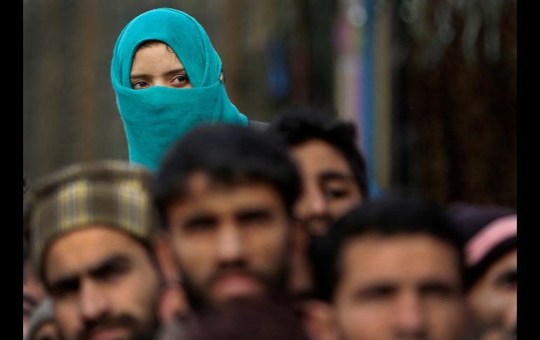 Una cachemira observa la procesión funeraria de Noor Mohammed en Aripal, India. Mohammed, un jefe de los rebeldes, muró este martes durante enfrentamientos con tropas del gobierno indio. AP/M. Khan