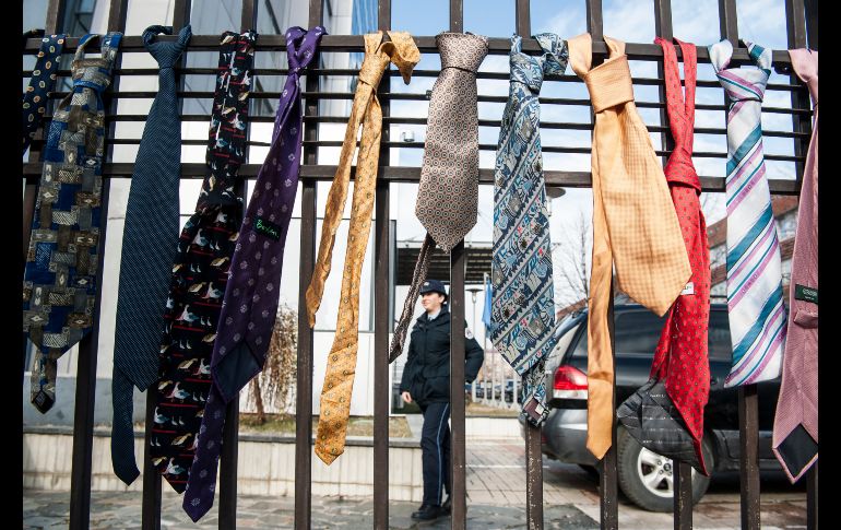 Corbatas cuelgan en la reja junto a la sede del gobierno de Kosovo en Pristina, colocadas en protesta contra la decisión del primer ministro de elevar los salarios de los trabajadores del gobierno, incluyendo el suyo.AFP/A. Nimani