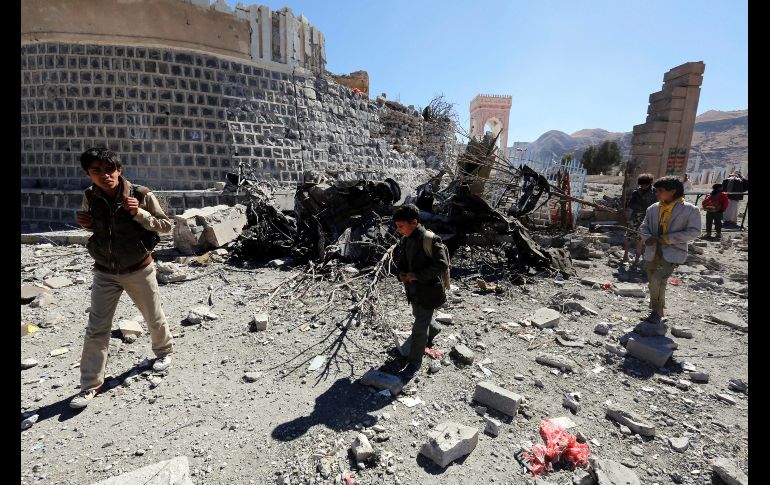Varios niños inspeccionan el lugar en donde la coalición árabe ha bombardeado un monumento conmemorativo de soldados egipcios, en Saná, Yemen. Al menos 10 personas murieron y más de 30 resultaron heridas. EFE/ Y. Arhab