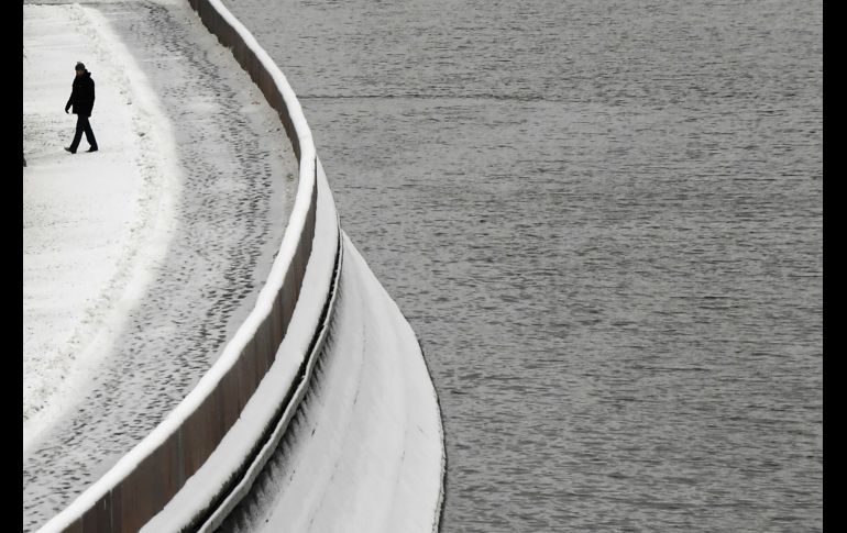 Un hombre camina junto al río Moskva en el centro de Moscú, Rusia. AFP/K. Kudryavtsev