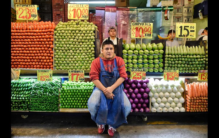 La variedad de frutas y verduras se exhibe en un puesto.