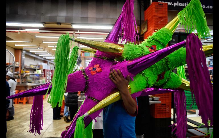 Las piñatas complementan la oferta de la temporada.