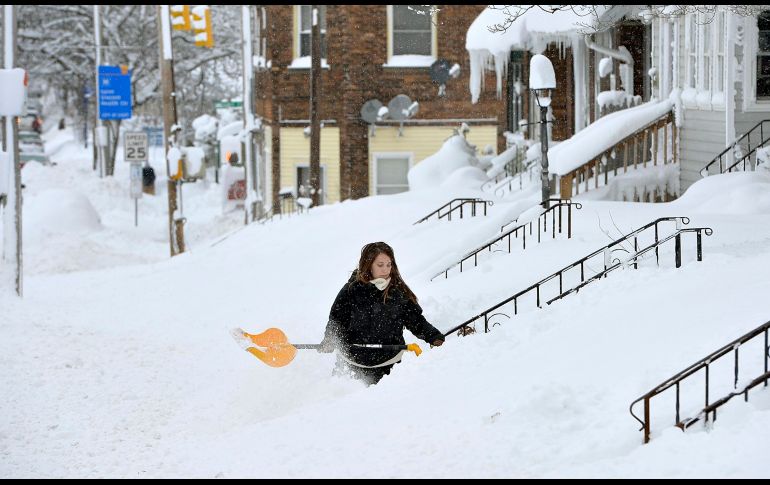 Rochelle Carlott retira nieve de la entrada a su casa en Erie, en el estado de Pennsylvania. La ciudad registró 86 centímetros de nieve, un récord para un día. AP/Erie Times-News/G. Wohlford