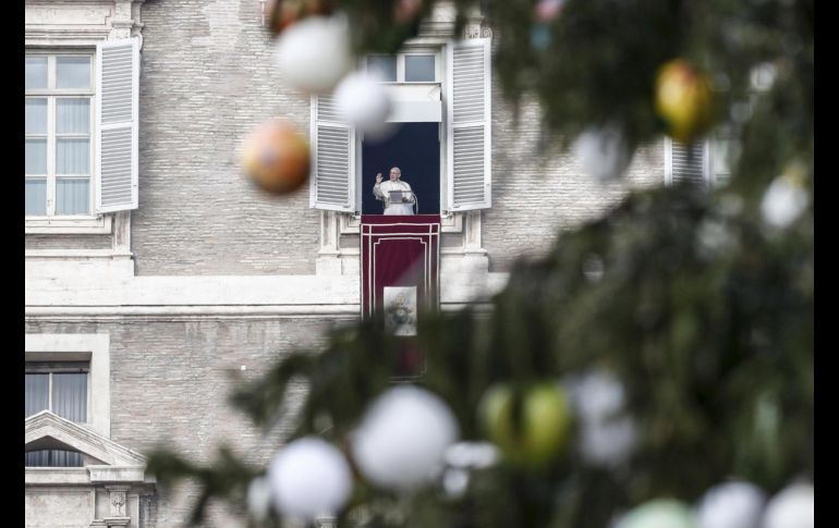 El Papa Francisco oficia la oración del Angelus en la Plaza de San Pedro del Vaticano. EFE/G. Lami