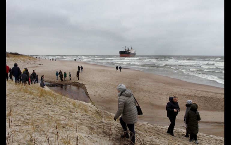 Visitantes observan el buque granelero Supramax 