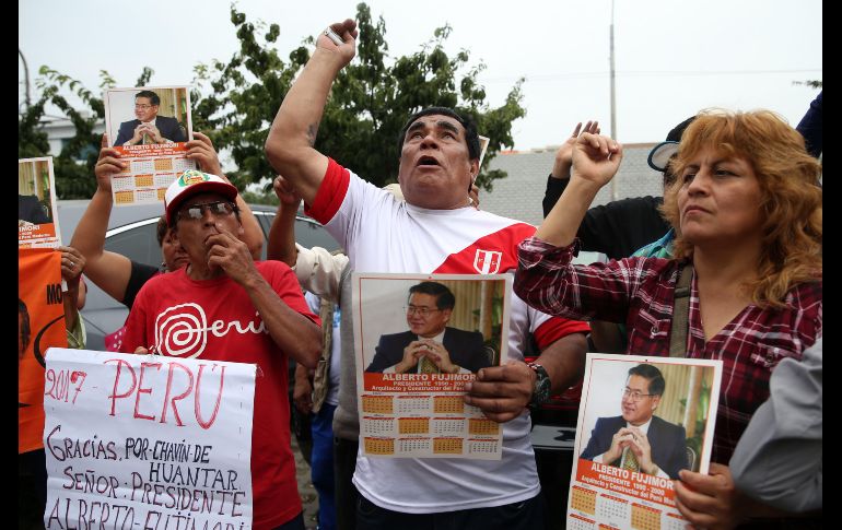 Un grupo de simpatizantes del ex mandatario Alberto Fujimori, grita consignas de apoyo en Lima, Perú, luego del indulto concedido por el presidente de Perú, Pedro Pablo Kuczynski, a Fujimori. EFE/E. Arias