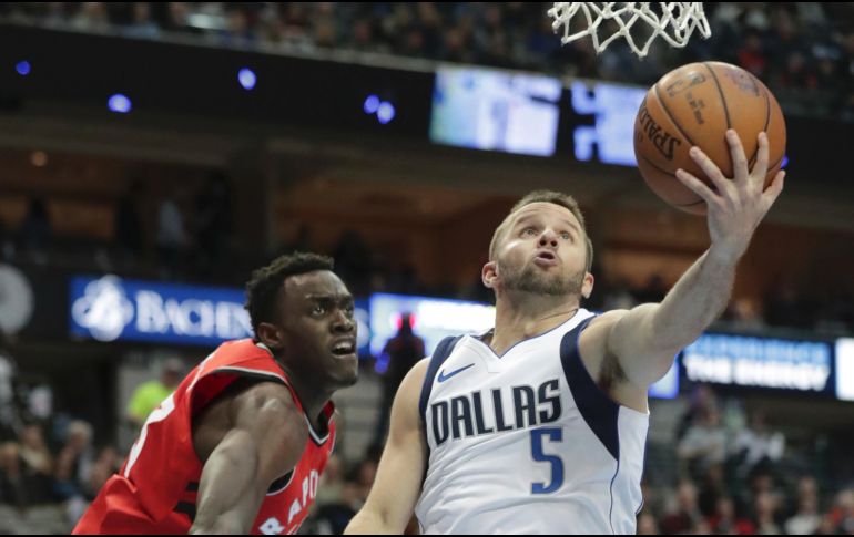 José Juan Barea (#5) colaboró para la victoria de los Mavericks con 20 puntos ayer ante los Raptors. AP/L. Otero