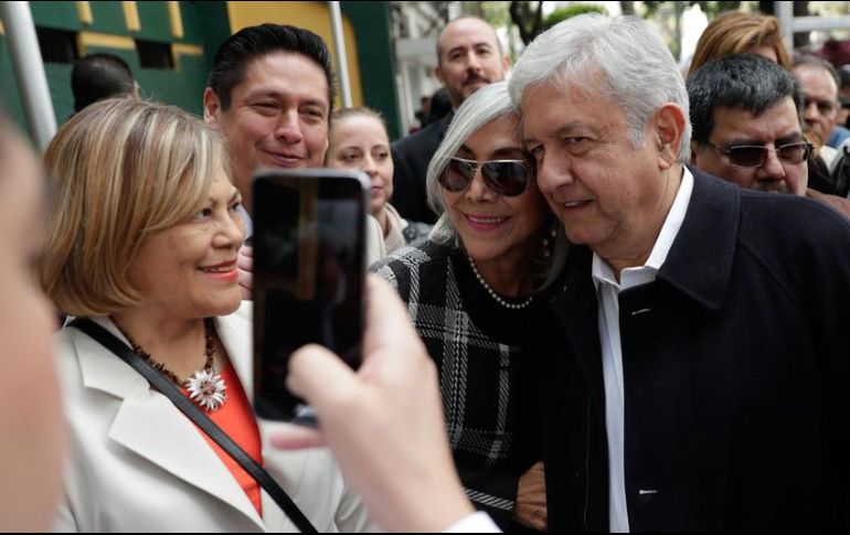 El aspirante morenista destaca la ayuda que los maestros han prestado a su movimiento. SUN / ARCHIVO
