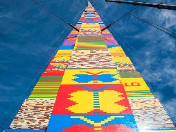 Constituida por más de un millón de piezas, la torre se exhibe durante cuatro días en la plaza Rabin. AFP / J. Guez