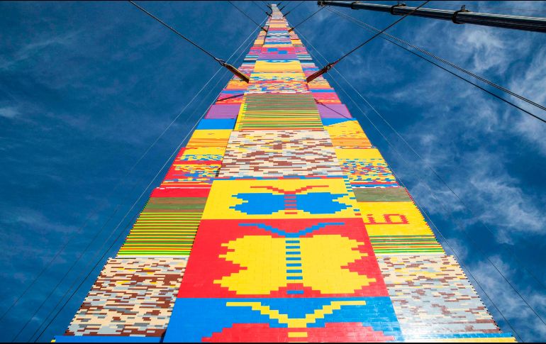 Constituida por más de un millón de piezas, la torre se exhibe durante cuatro días en la plaza Rabin. AFP / J. Guez