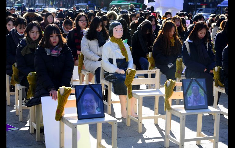 Personas se sientan alrededor de una estatua de una 