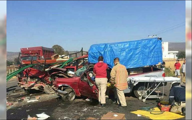 Los materiales de construcción que transportaba uno de los vehículos, quedaron regados por la vialidad. ESPECIAL/