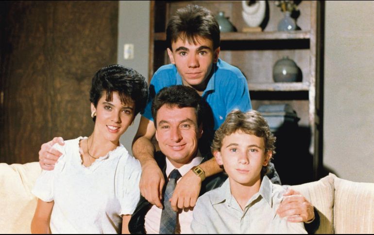 César Costa, protagonista del programa (c) platicó en entrevista sobre sus planes para este 2018. ESPECIAL