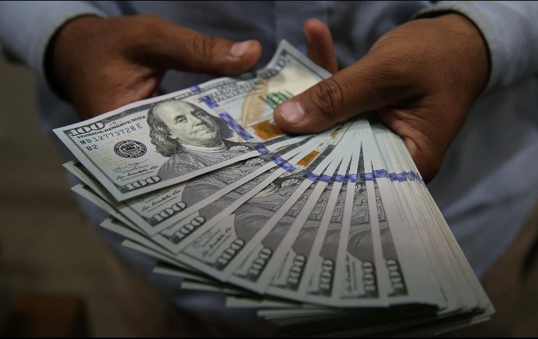 El dólar estadounidense se depreció principalmente por los datos sobre la confianza del consumidor publicados ayer. EFE/A. Akber