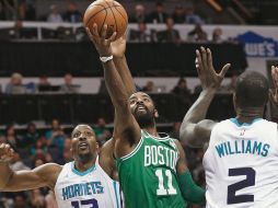 Figura. Kyrie Irving (#11) encabezó la ofensiva de los Celtics al conseguir 21 puntos ayer ante los Hornets. AP