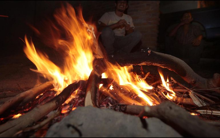 Durante la noche del 31 de diciembre y la madrugada del 1 de enero se harán recorridos de para invitar a quien tenga fogatas a que las apaguen para evitar accidentes y contaminación. EL INFORMADOR / ARCHIVO