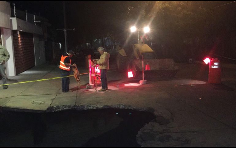 Según autoridades, el vehículo de volteo que transportaba 15 toneladas de grava, provocó que la loza colapsara y se creara el socavón. ESPECIAL/ Siapa