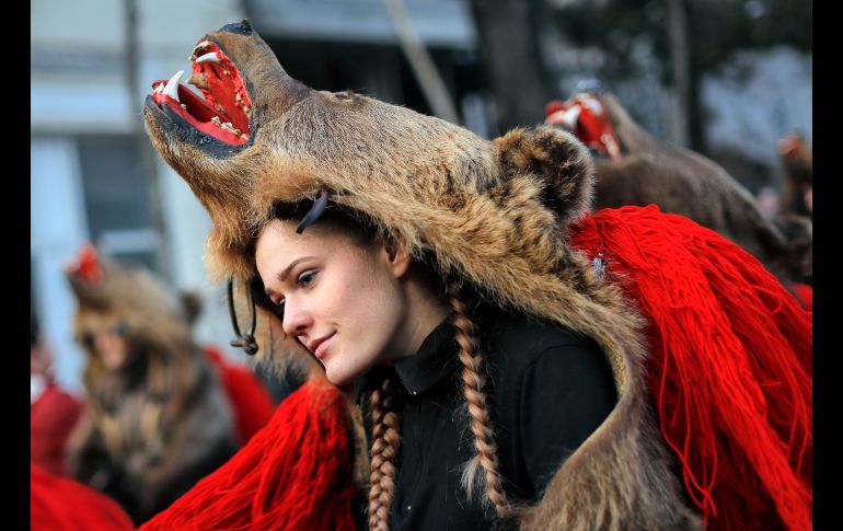 La tradición marca que se vistan con disfraces de oso.