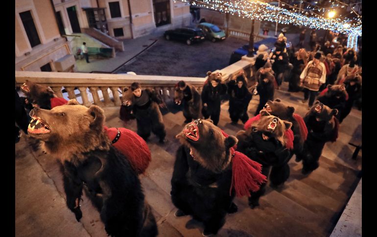 Este rito data de la época pre cristiana, cuando los danzantes, en atuendos coloreados o con pieles de animales, iban por los pueblos de casa en casa cantando y bailando para alejar los malos espíritus.