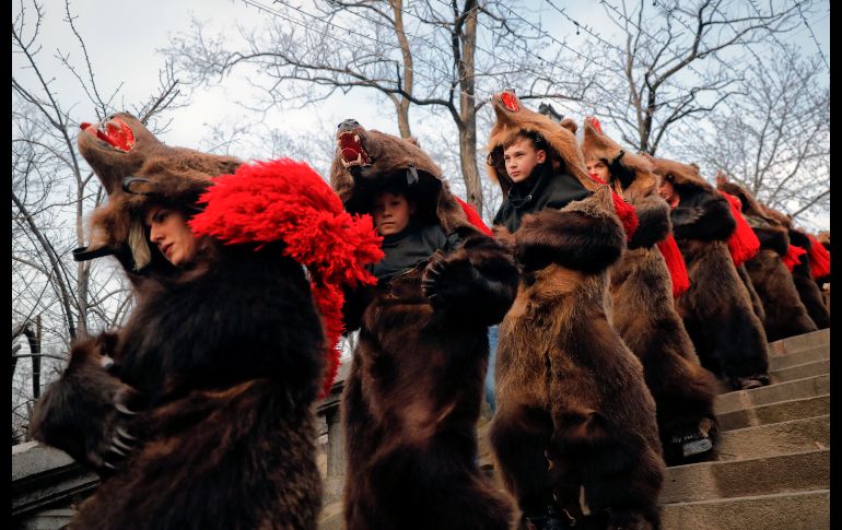 Jóvenes bailan durante una ceremonia anual en Piatra Neamt, en el norte de Rumania.