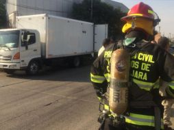 Por la toxicidad del material, los elementos de seguridad tuvieron que cerrar la vialidad en la zona y utilizar equipo especial. ESPECIAL/ Bomberos de Guadalajara