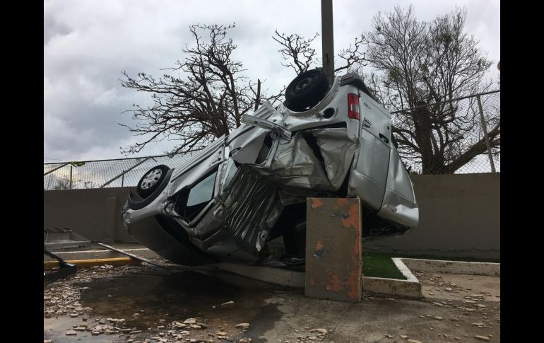 SAN JUAN, PUERTO RICO (21/SEP/2017).- Un vehículo quedó volcado. El presidente de EU, Donald Trump, declaró zona de desastre al territorio. EFE/J. Muñiz
