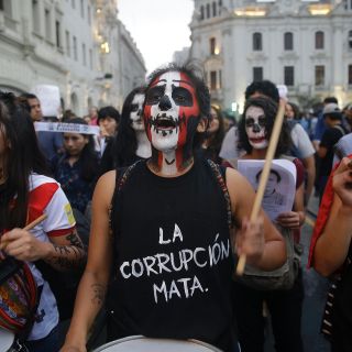 Miles de peruanos marchan contra indulto a Fujimori