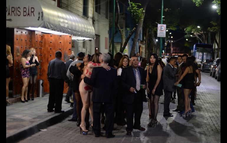 CIUDAD DE MÉXICO (08/SEP/2017).- Personas evacuaron bares tras la emergencia. AFP/L. Pérez