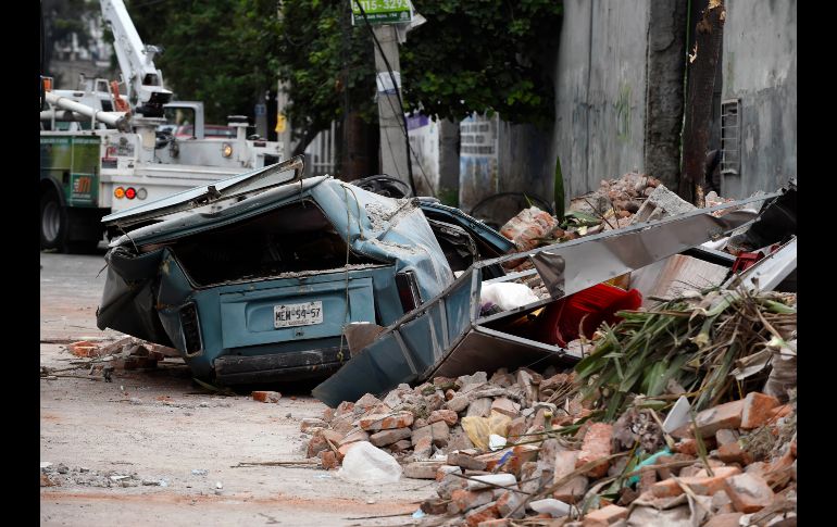 CIUDAD DE MÉXICO (08/SEP/2017).- Una barda se derrumbó sobre un auto en la colonia Agrícola Oriental, en la delegación Iztacalco. AFP/A. Estrella