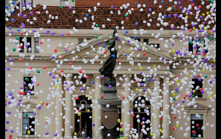Cincuenta mil globos se soltaron durante un acto de la Asociación de Comercio de Sau Paulo para celebrar el año nuevo en la ciudad brasileña. AP/N. Antoine