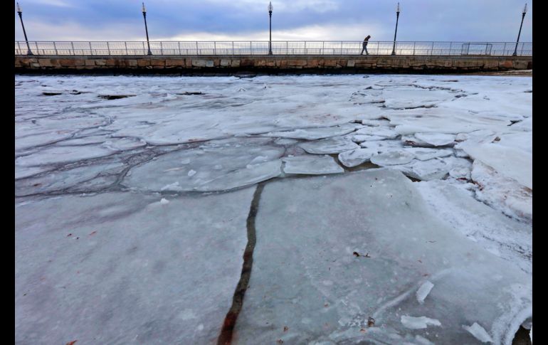 Una parte del puerto en  New Bedford, del estado de Massachusetts, se congeló debido al clima gélido. AP/Standard Times/P. Pereira