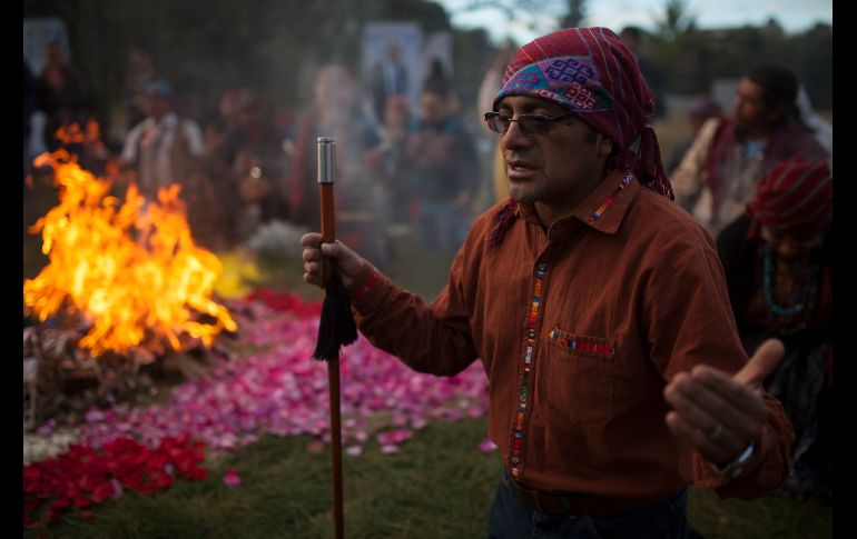 Sacerdotes mayas en el sitio arqueológico Kaminal Juyu, en la Ciudad de Guatemala, conmemoran el 21 aniversario de los acuerdos de paz, los cuales pusieron fin la guerra civil guatemalteca. AP/M. Castillo