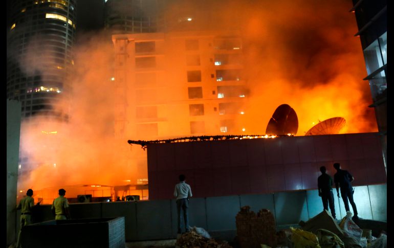Un incendio envuelve un restaurante en el techo de un edificio de Bombay, India. AP/E. Yogini