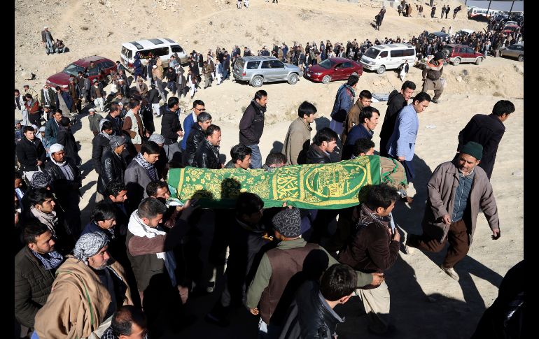 Hombres cargan el ataúd de un familiar fallecido ayer en una ataque suicida a un centro cultural chií en Kabul, Afganistán. El atentado dejó al menos 41 muertos. AP/R. Gul