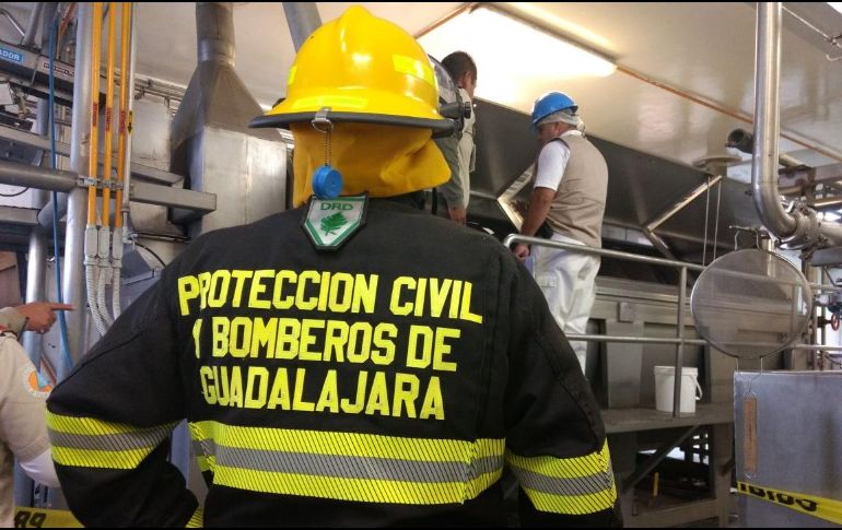 Al lugar arriba personal de la Fiscalía General del Estado para que realicen las investigaciones correspondientes y proceder con el rescate. ESPECIAL/ Bomberos de Guadalajara
