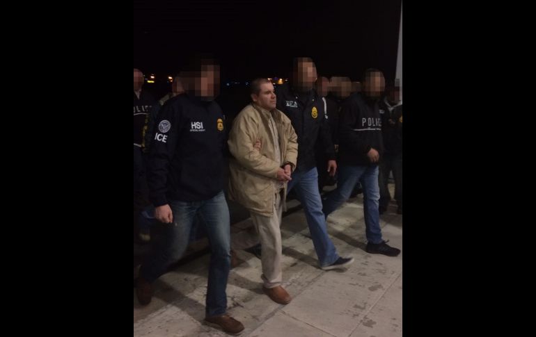La extradición se produjo un día antes del inicio de la gestión de Donald Trump como presidente estadounidense. Guzmán  llegó al aeropuerto de MacArthur, en Long Island, para su traslado a una prisión en Nueva York. AFP/Secretaría de Gobernación/ARCHIVO