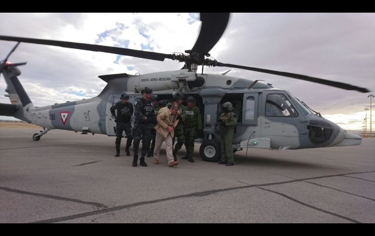 El 19 de enero de 2017 se realizó la extradición de Guzmán. Policías federales lo conducen a un helicóptero en Ciudad Juárez. AFP/Secretaría de Gobernación/ARCHIVO