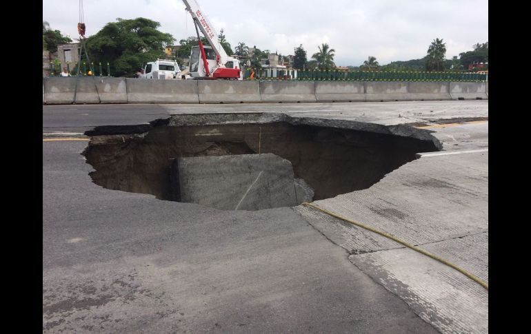 EMILIANO ZAPATA, MORELOS (12/JUL/2017).- Un socavón se abrió este miércoles en el kilómetro 93 del Paso Exprés, en la autopista Cuernavaca-México. TWITTER@PoliciaFedMx