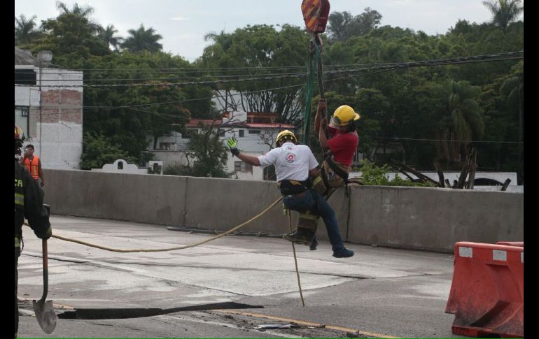 EMILIANO ZAPATA, MORELOS (12/JUL/2017).- Rescatistas se acercan para ubicar el vehículo. TWITTER@@Bermudez_FJ