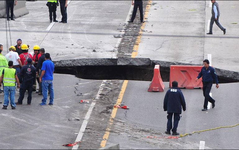 EMILIANO ZAPATA, MORELOS (12/JUL/2017).- La Secretaría de Comunicaciones y Transportes informó que el socavón tiene 5 metros de profundidad y 7 de diámetro. EFE/T. Rivera