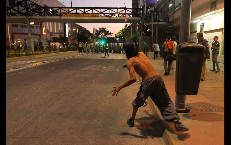 GUADALAJARA, JALISCO (02/ENE/2017).- En respuesta, antimotinos lanzaron gas lacrimógeno para dispersarlos. La Fiscalía de Jalisco reportó que se detuvo a cinco personas tras dispersar la manifestación. EL INFORMADOR / F. Atilano