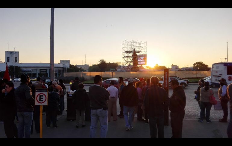 GUADALAJARA, JALISCO (02/ENE/2017).- Habitantes se reúnen en la Glorieta Minerva para manifestarse contra el incremento en el precio de combustibles, que entró en vigor la víspera. EL INFORMADOR/F. Hernández